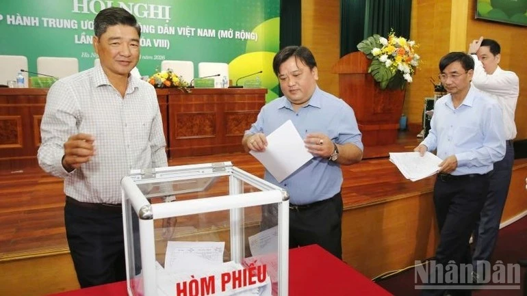Các đại biểu bỏ phiếu giới thiệu nhân sự tham gia Ban Chấp hành, Ban Thường vụ, Ủy ban Kiểm tra Trung ương Hội Nông dân Việt Nam.