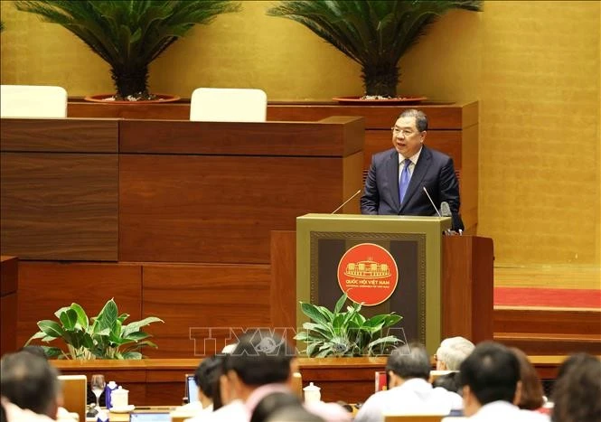 Đồng chí Phạm Gia Túc, Ủy viên Bộ Chính trị, Phó Thủ tướng Thường trực Chính phủ giới thiệu hai Chuyên đề: “Nghị quyết về quan điểm, định hướng, sửa đổi Luật đất đai và các luật có liên quan” và “Kết luận về bảo vệ môi trường và chủ động ứng phó với biến đổi khí hậu trong thời kỳ mới”. Ảnh: Phương Hoa/TTXVN