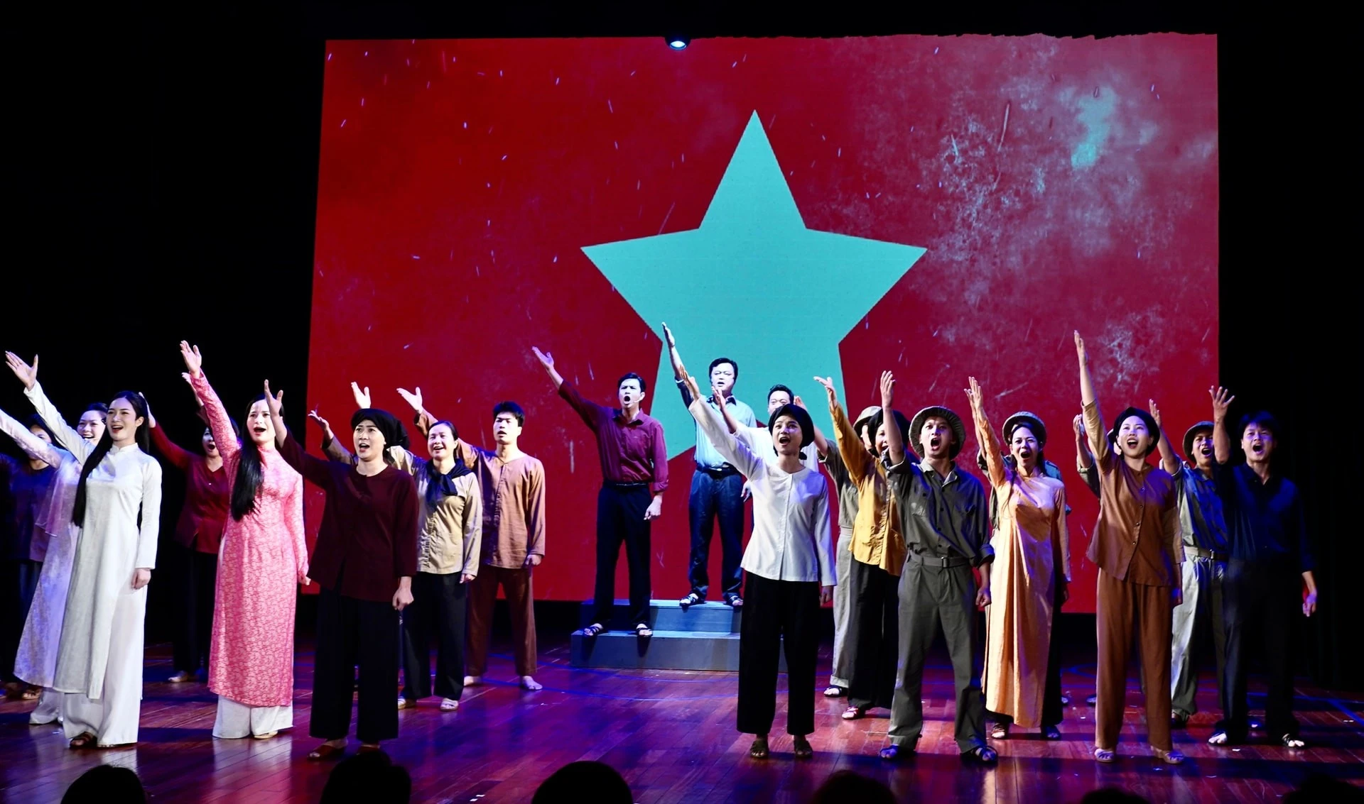 Cảnh trích trong vở nhạc kịch "Café bánh mì".