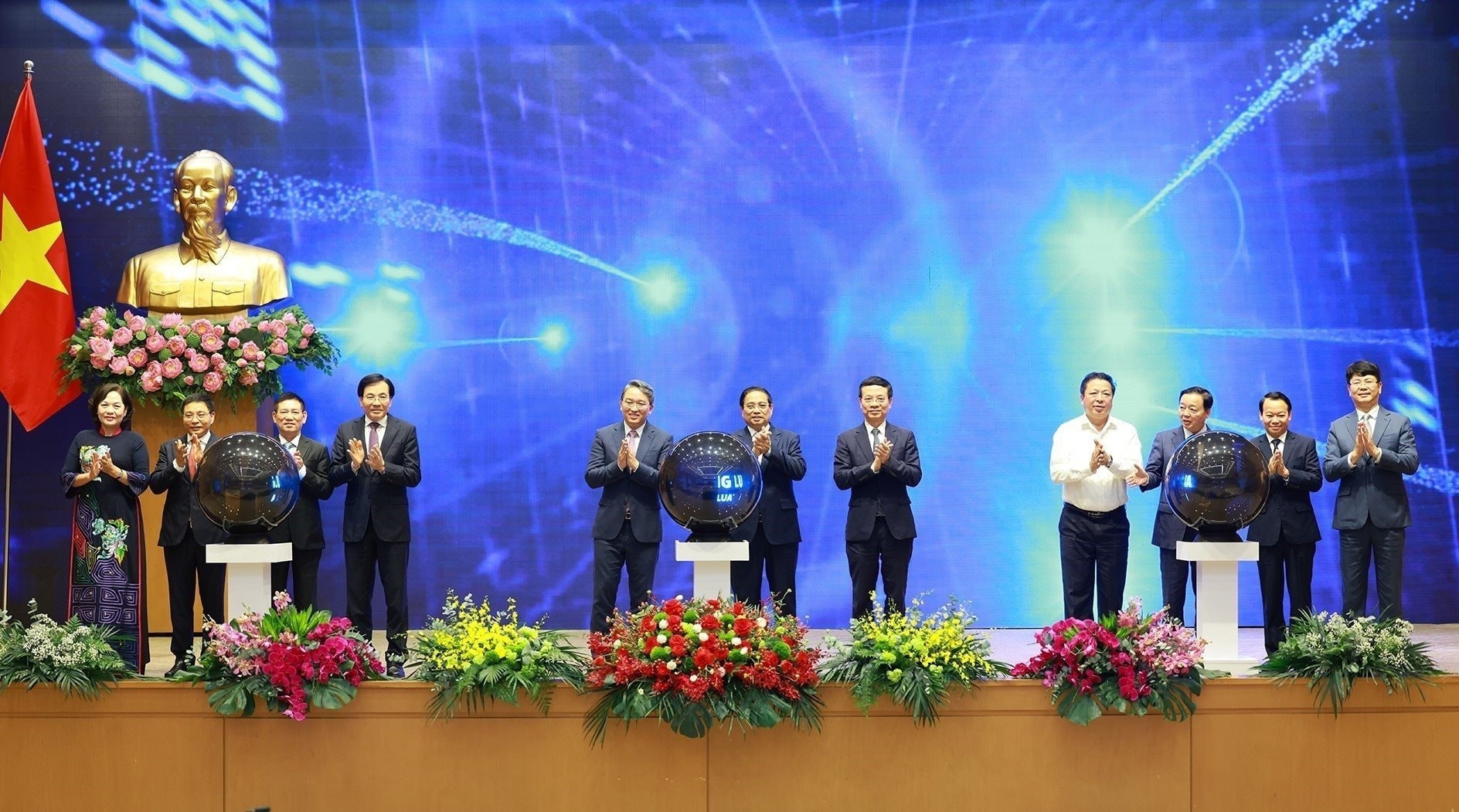 Thủ tướng Phạm Minh Chính và các đại biểu khai trương Cổng pháp luật quốc gia. Thủ tướng Phạm Minh Chính và các đại biểu khai trương Cổng pháp luật quốc gia.