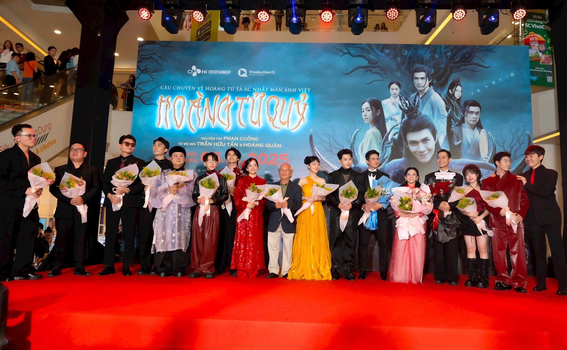 Đoàn phim ra mắt khán giả.