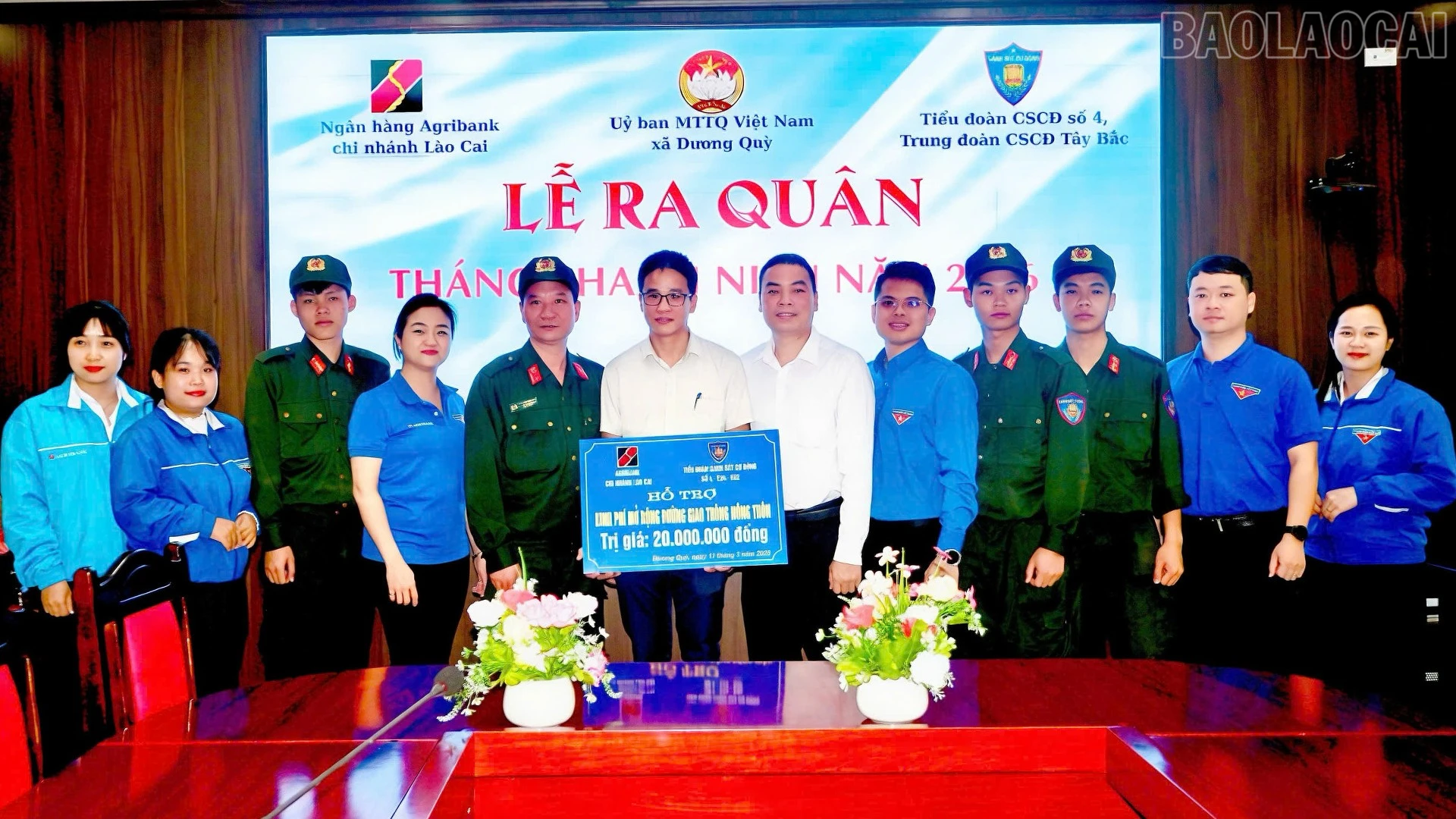 Đại diện Tiểu đoàn Cảnh sát Cơ động số 4, Agribank chí nhánh Lào Cai trao tặng kinh phí hỗ trợ.