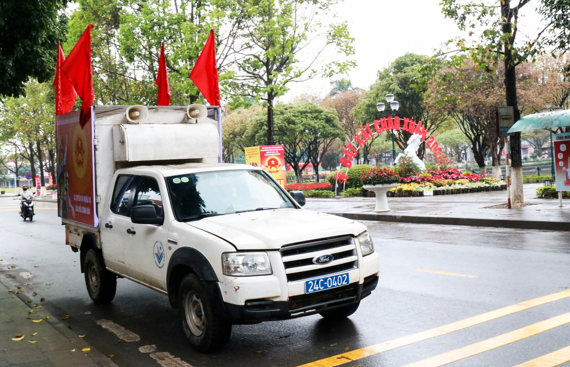 Xe lưu động tuyên truyền hằng ngày trên các tuyến đường, khu dân cư trên địa bàn.