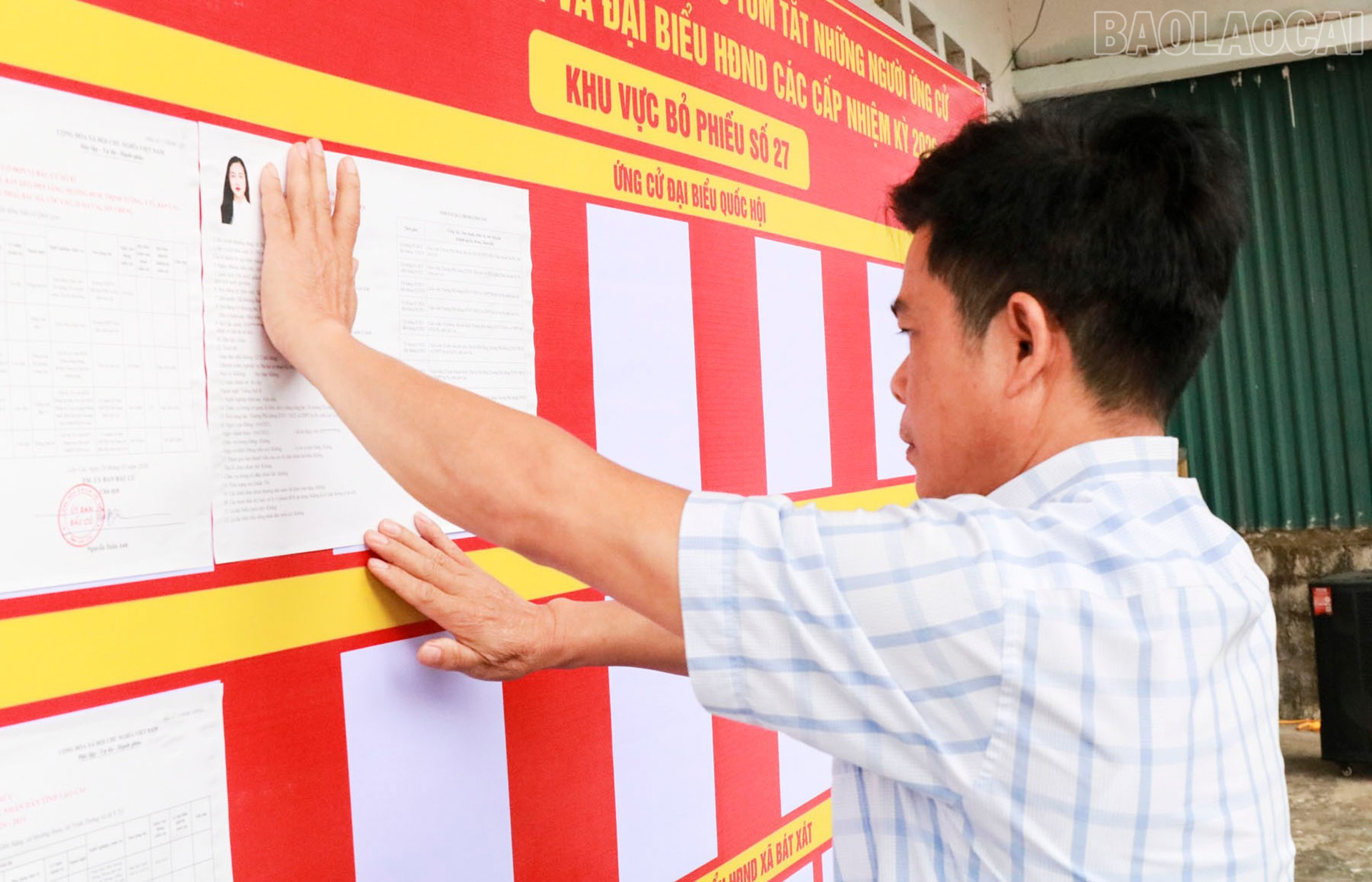 Danh sách các ứng cử viên được dán trang trọng, đặt ở những vị trí dễ quan sát.