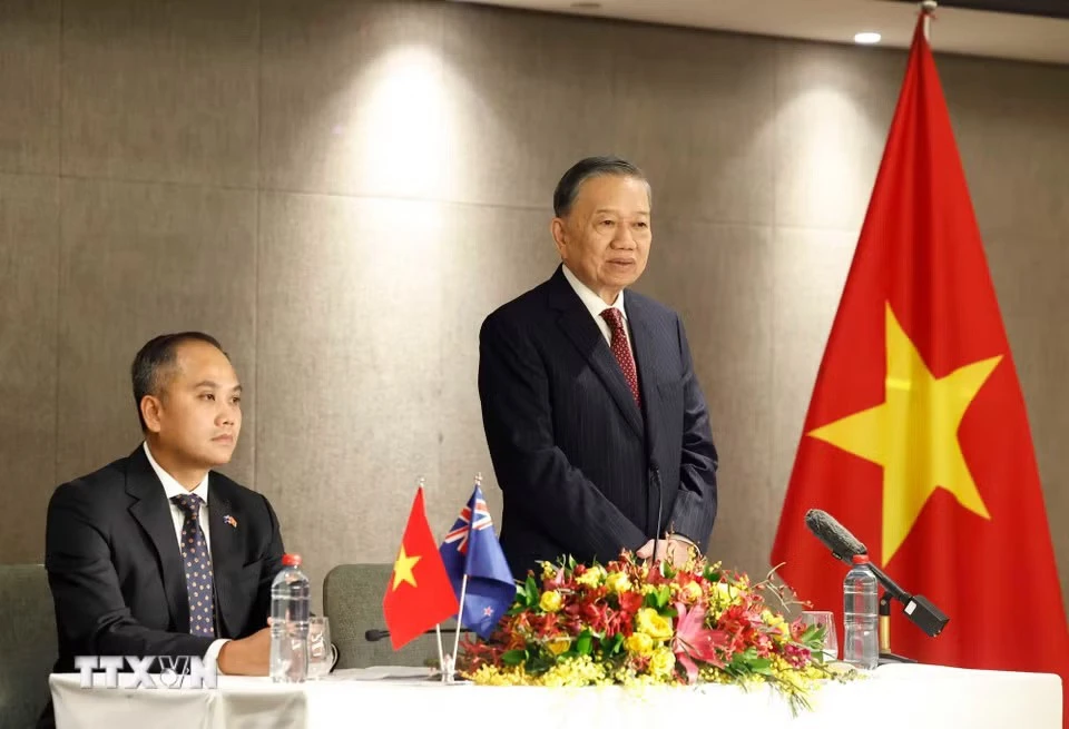 Tổng Bí thư, Chủ tịch nước Tô Lâm nói chuyện với cán bộ, nhân viên Đại sứ quán Việt Nam tại New Zealand. Ảnh: TTXVN