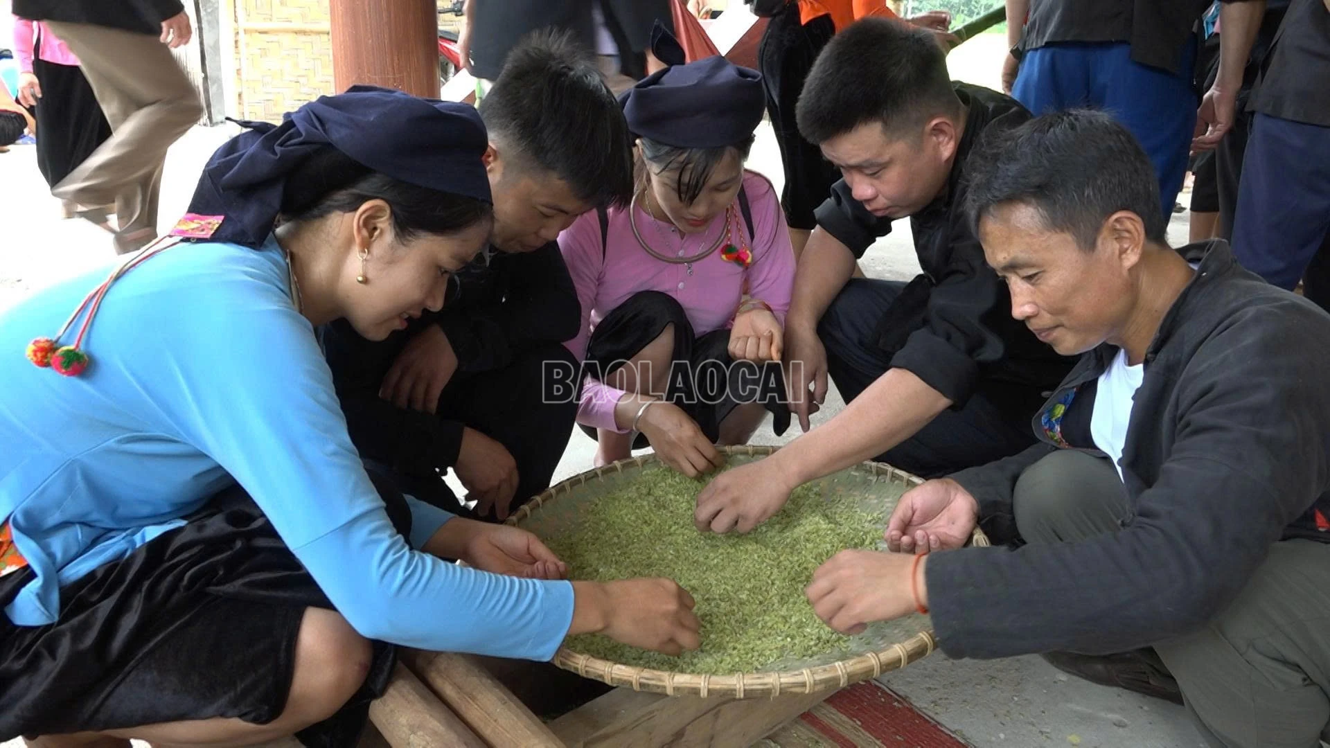 Các công đoạn làm cốm được tái hiện trong lễ hội.