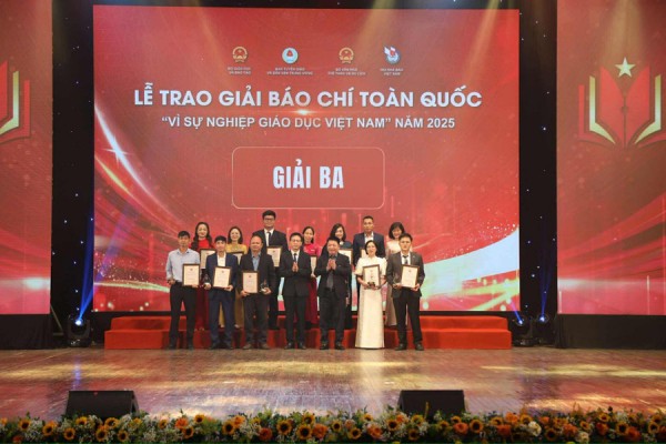 Ban tổ chức trao giải Ba cho các tác giả, nhóm tác giả đoạt giải.