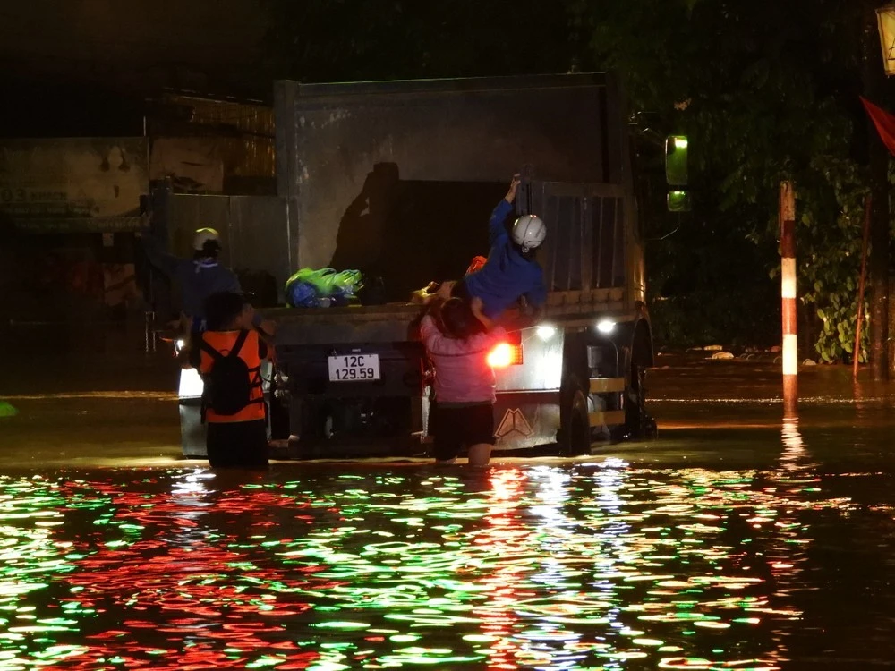 Lực lượng chức năng tỉnh Lạng Sơn đưa người dân đang bị ngập lụt đến nơi an toàn.