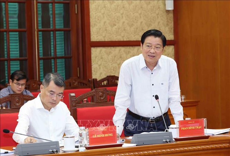 Trưởng Ban Nội chính Trung ương Phan Đình Trạc, Phó Trưởng Ban Thường trực Ban Chỉ đạo Trung ương về phòng, chống tham nhũng, lãng phí, tiêu cựcphát biểu tại cuộc họp. Trưởng Ban Nội chính Trung ương Phan Đình Trạc, Phó Trưởng Ban Thường trực Ban Chỉ đạo Trung ương về phòng, chống tham nhũng, lãng phí, tiêu cựcphát biểu tại cuộc họp.