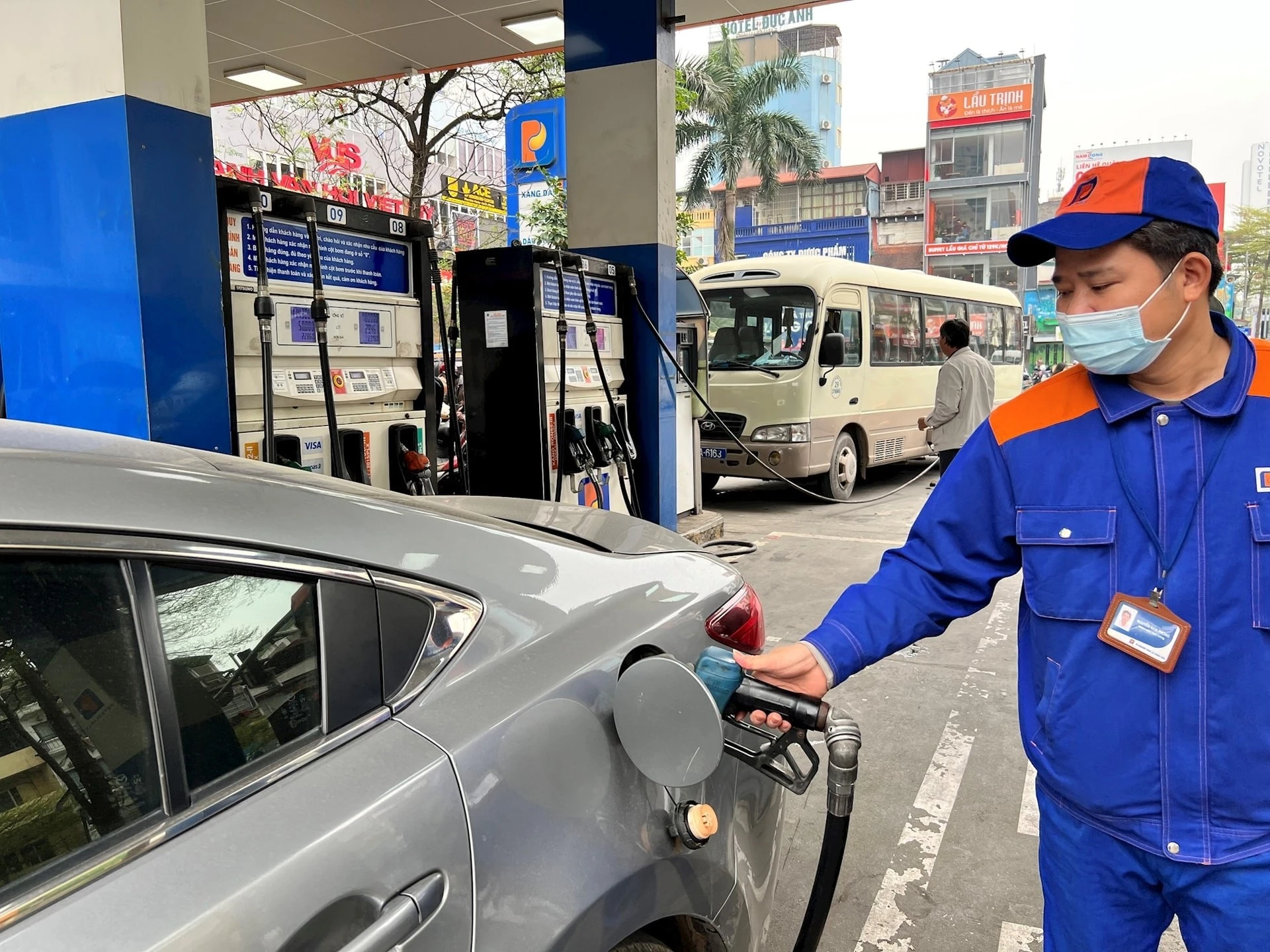 Năm mặt hàng xăng, dầu đồng loạt tăng giá mạnh từ chiều 30/10.