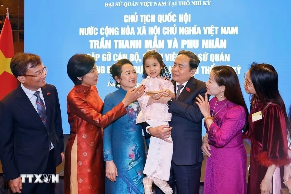 Chủ tịch Quốc hội Trần Thanh Mẫn gặp gỡ cán bộ, nhân viên Đại sứ quán và cộng đồng người Việt Nam tại Thổ Nhĩ Kỳ.