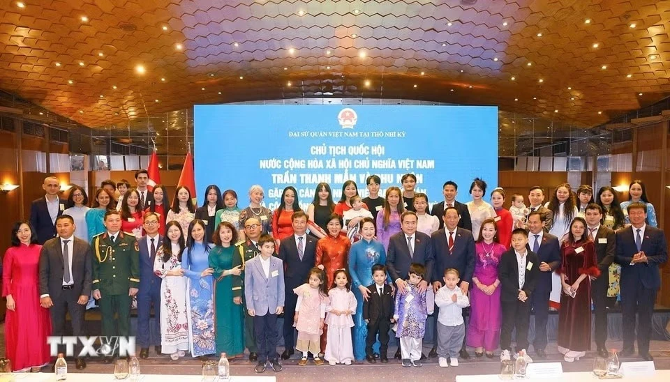 Chủ tịch Quốc hội Trần Thanh Mẫn và Phu nhân với cán bộ, nhân viên Đại sứ quán và cộng đồng người Việt Nam tại Thổ Nhĩ Kỳ.