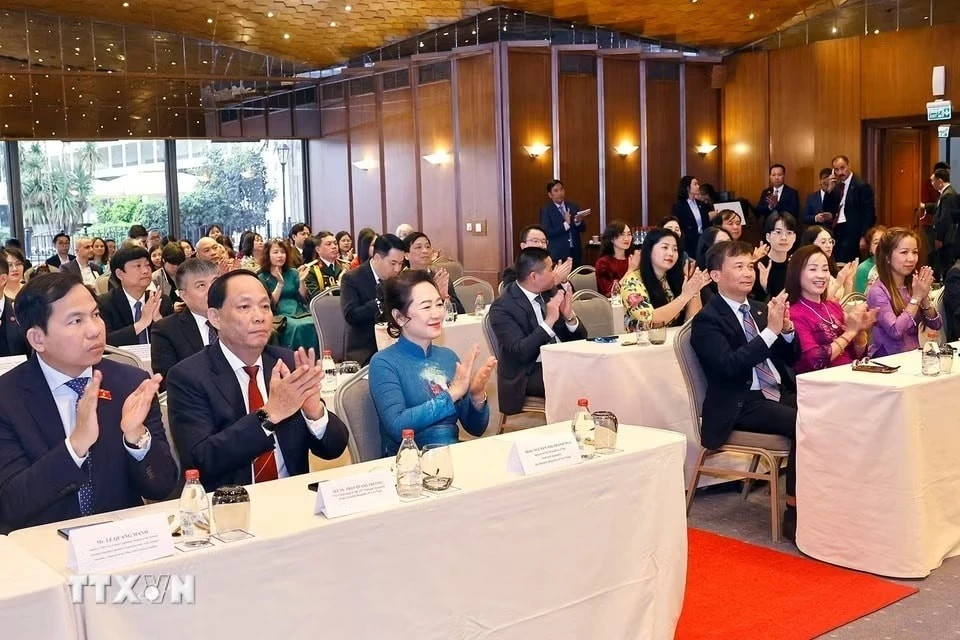 Các đại biểu dự cuộc gặp.