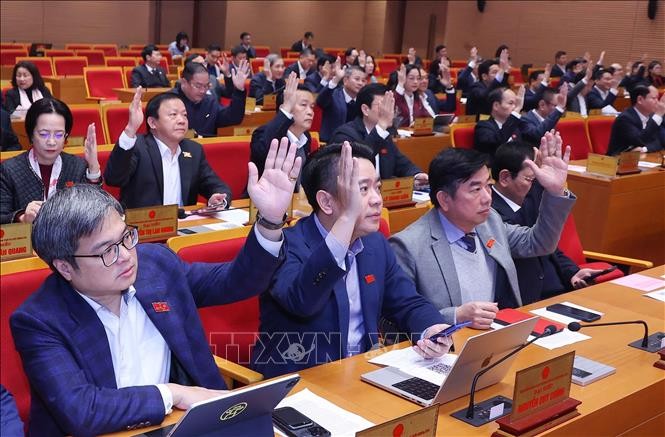 Các đại biểu thông qua chương trình kỳ họp.