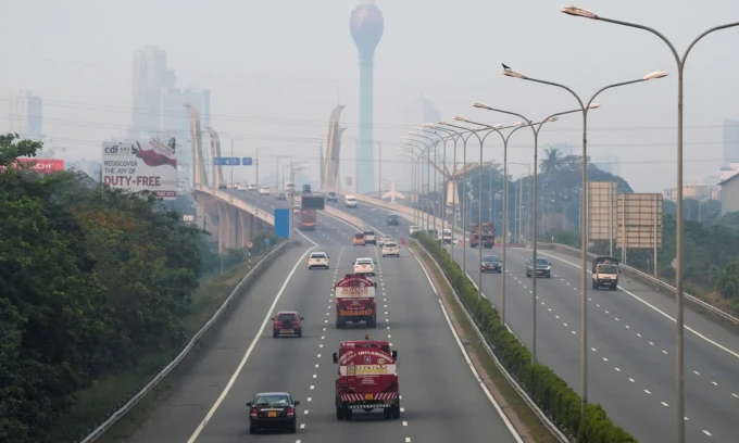 Xe bồn chở nhiên liệu tiến vào Colombo, Sri Lanka, ngày 18/3.