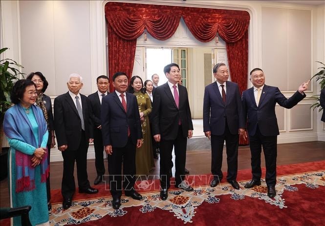 Tổng Bí thư Tô Lâm, Chủ tịch nước Lương Cường, Thường trực Ban Bí thư Trần Cẩm Tú và các đồng chí lãnh đạo, nguyên lãnh đạo Đảng, Nhà nước tham quan trụ sở làm việc Cơ quan Chủ tịch nước tại số 2 Lê Thạch.