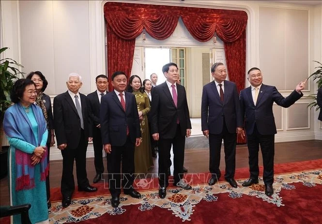 Tổng Bí thư Tô Lâm, Chủ tịch nước Lương Cường, Thường trực Ban Bí thư Trần Cẩm Tú và các đồng chí lãnh đạo, nguyên lãnh đạo Đảng, Nhà nước tham quan trụ sở làm việc Cơ quan Chủ tịch nước tại số 2 Lê Thạch.
