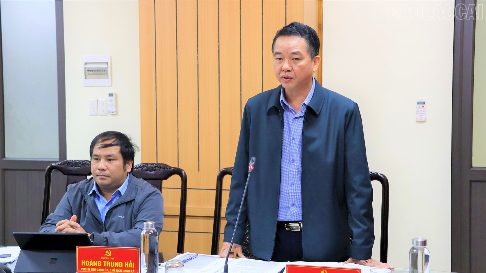 Đồng chí Đinh Khắc Yên - Bí thư Đảng ủy xã Lục Yên phát biểu tại buổi làm việc.