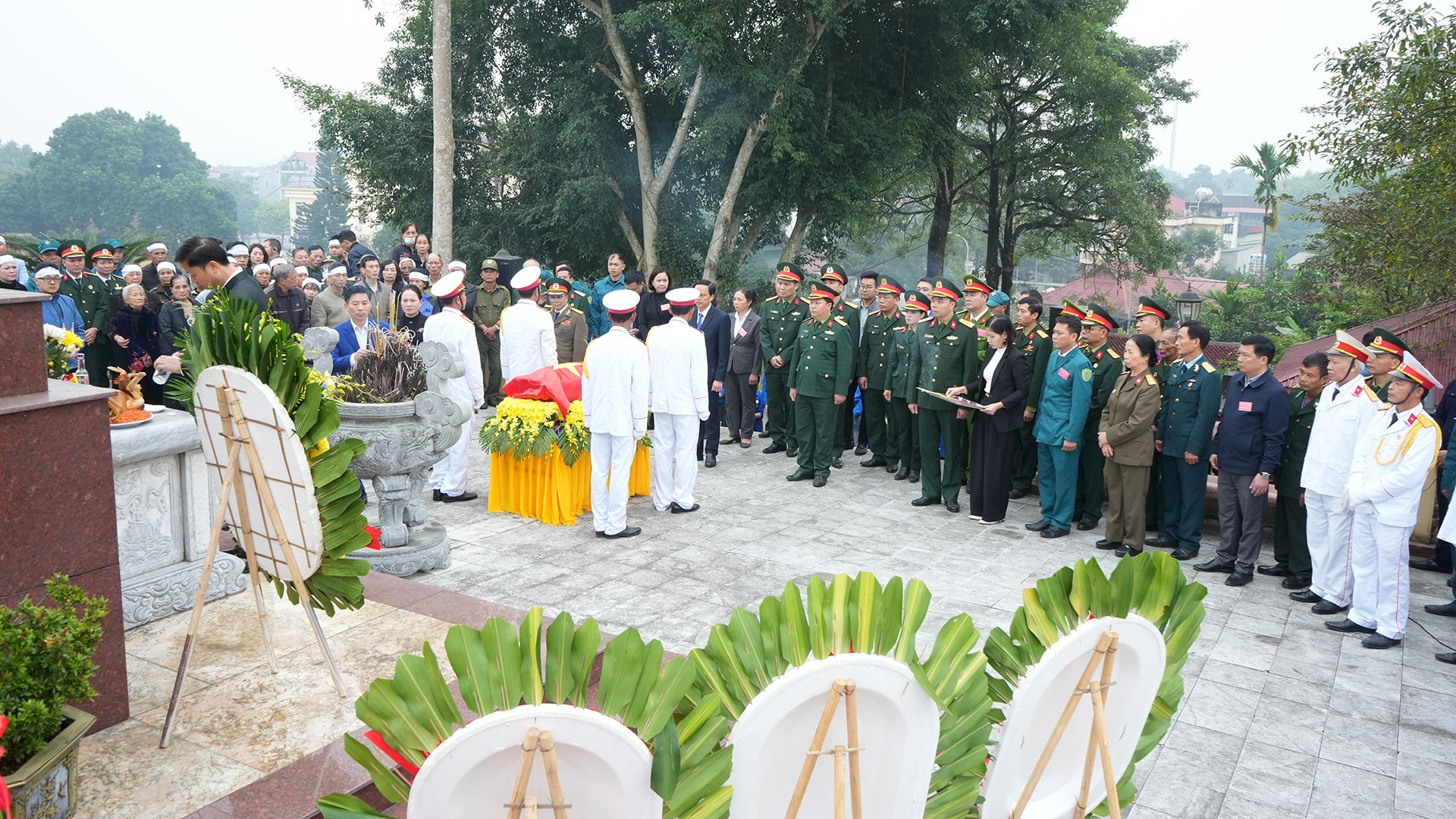 Đông đảo người dân cùng tham gia lễ an táng liệt sỹ.