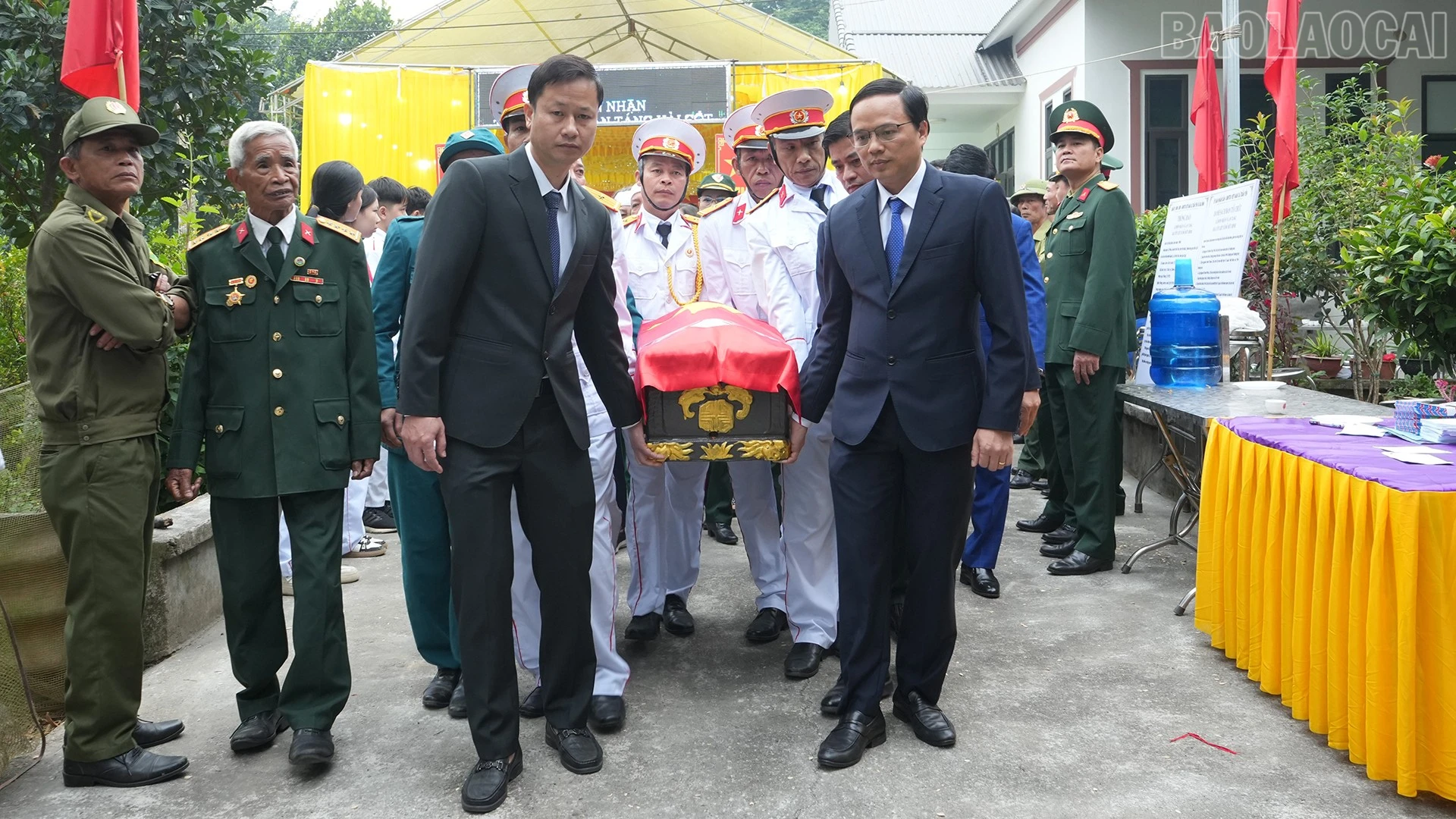 Di chuyển hài cốt liệt sỹ Đồ Hữu Bình về Nghĩa trang liệt sỹ của xã.