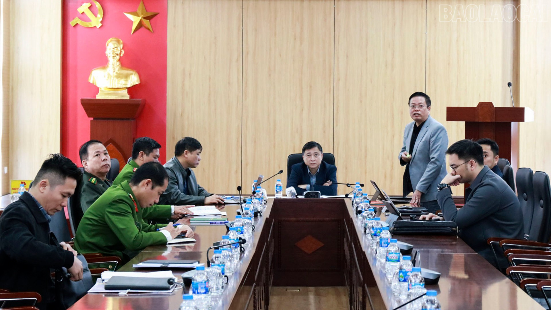 Lãnh đạo xã Bát Xát phát biểu tại buổi làm việc.