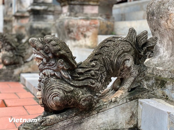 Tượng rồng chầu được chạm khắc tinh xảo. Tượng rồng chầu được chạm khắc tinh xảo.