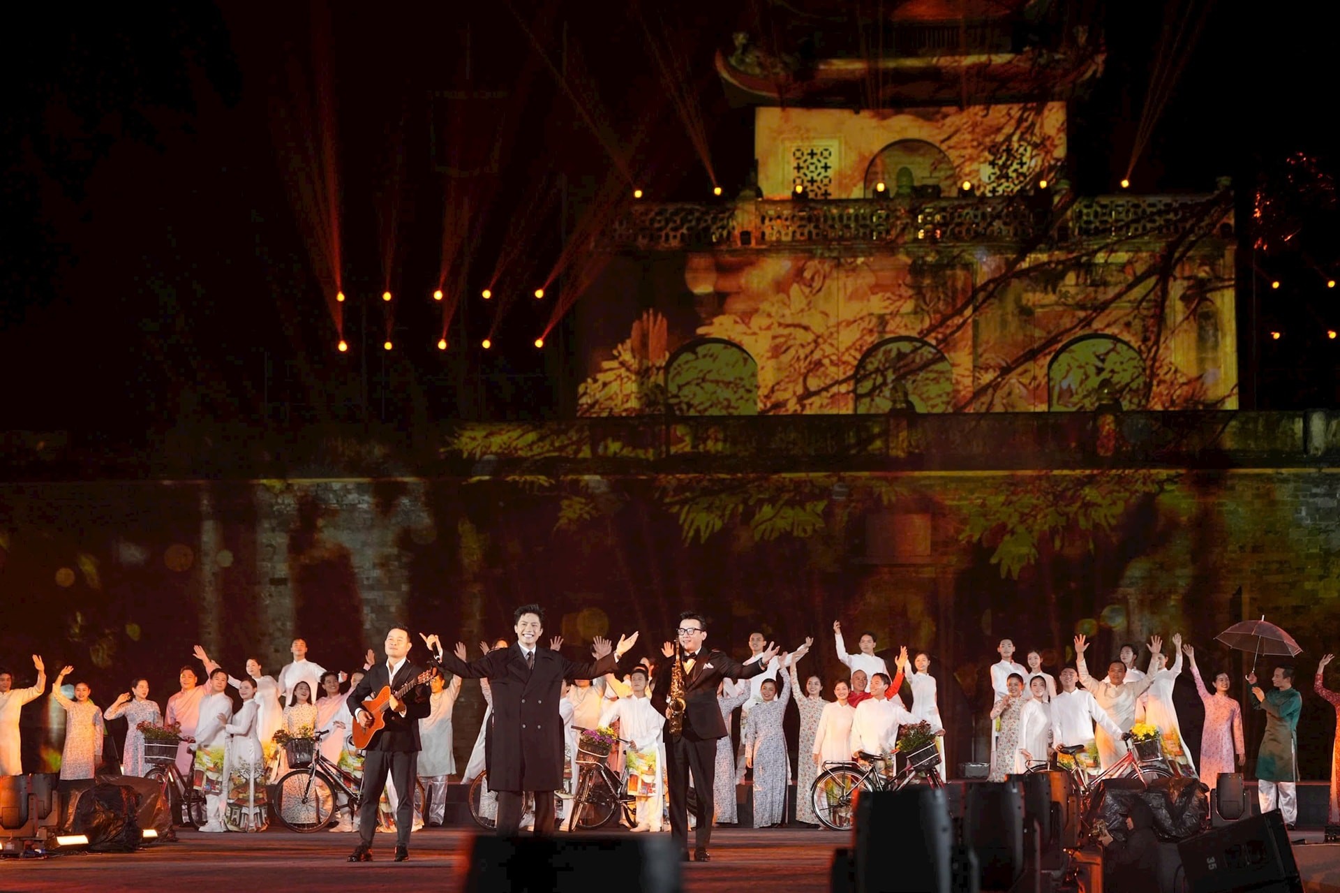 Ca sĩ Anh Tú trình diễn tại chương trình.