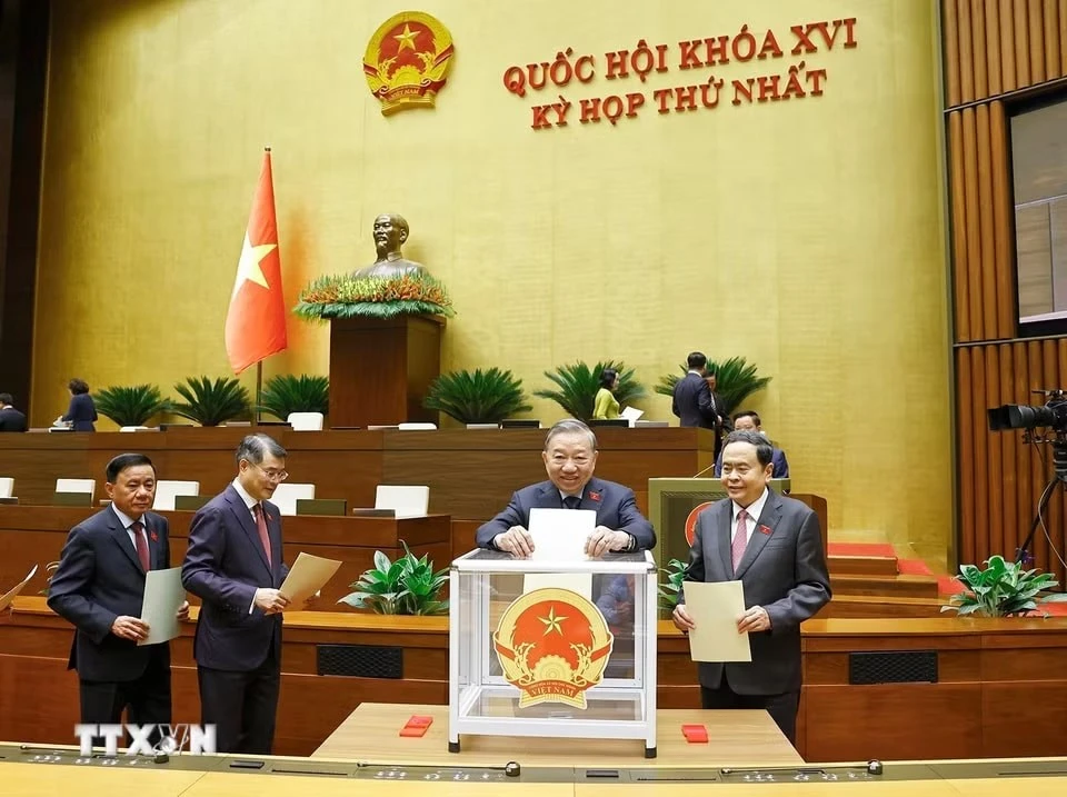 Tổng Bí thư, Chủ tịch nước Tô Lâm cùng các đồng chí lãnh đạo, đại biểu bỏ phiếu phê chuẩn Thẩm phán, Phó Thủ tướng Chính phủ, Bộ trưởng và thành viên khác của Chính phủ.