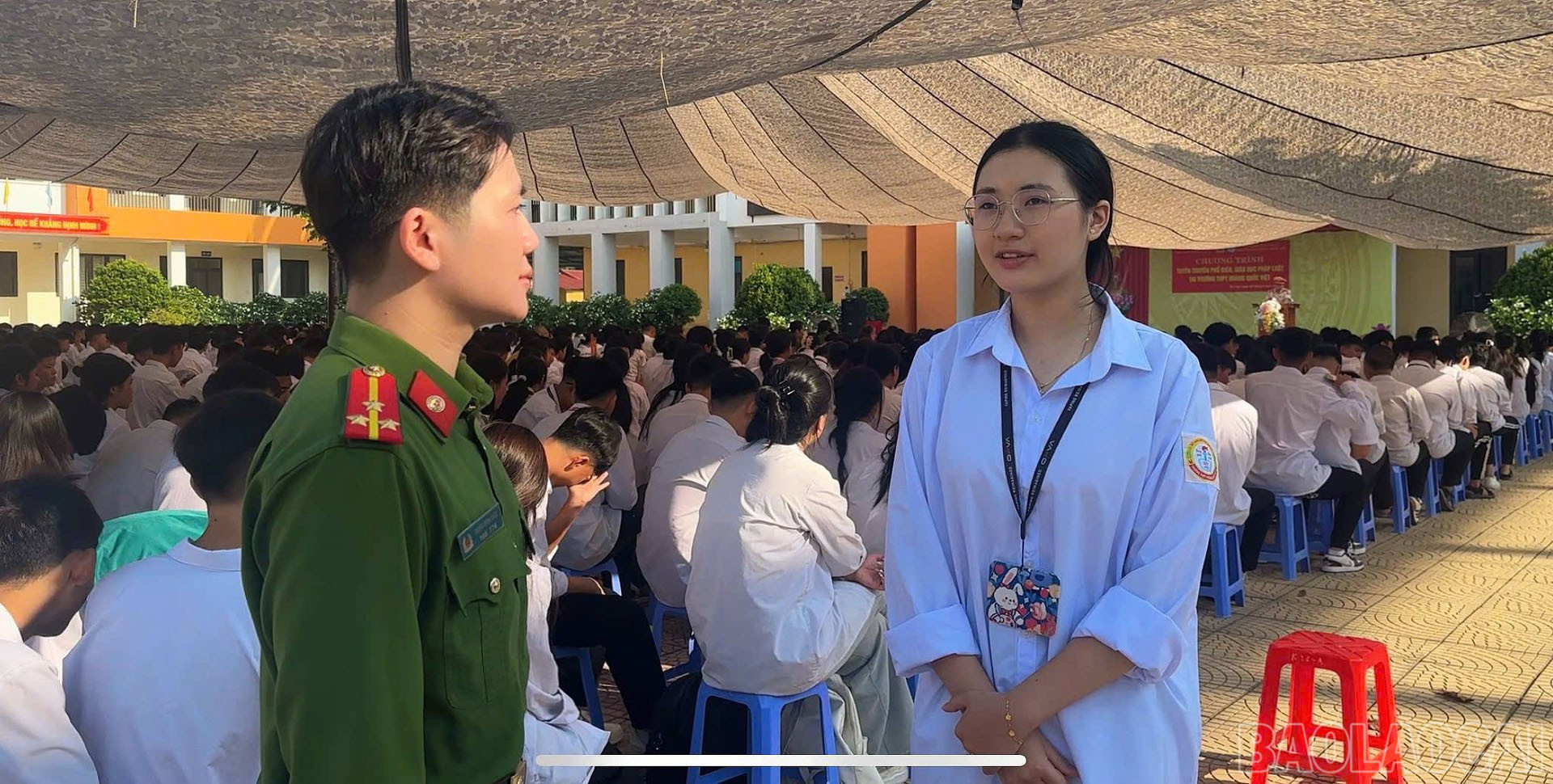 Cán bộ công an tuyên truyền pháp luật theo hình thức trực quan. baolaocai-br_9-9-aulau5.jpg