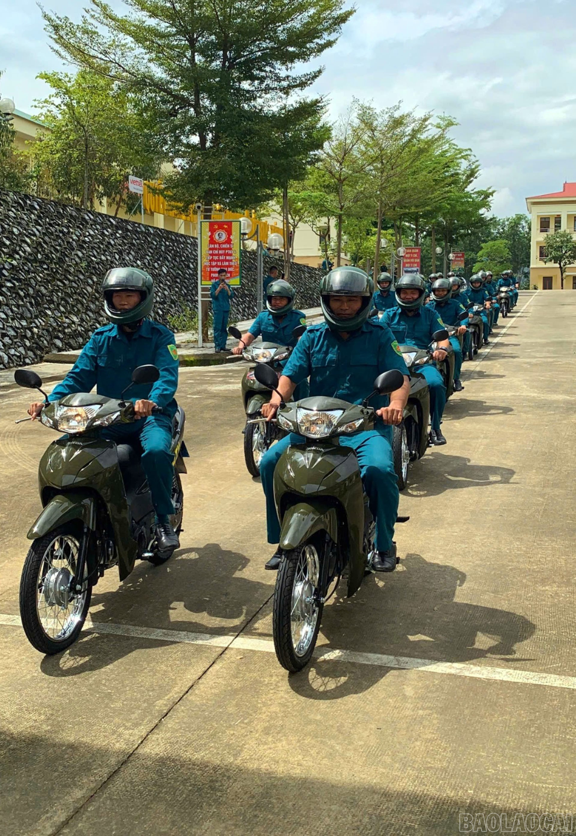 Ban Chỉ huy PTKV 4 - Nghĩa Lộ bàn giao xe mô tô cho Ban CHQS cấp xã trên địa bàn. baolaocai-br_9-9-ban-giao.jpg
