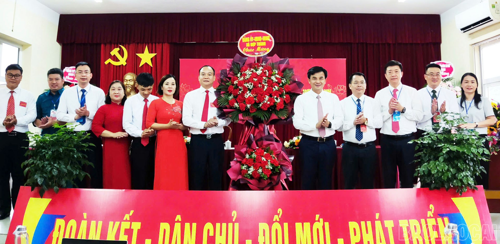 Lãnh đạo xã tặng hoa chúc mừng Đại hội MTTQ xã. baolaocai-br_9-9-hop-thanh5.jpg