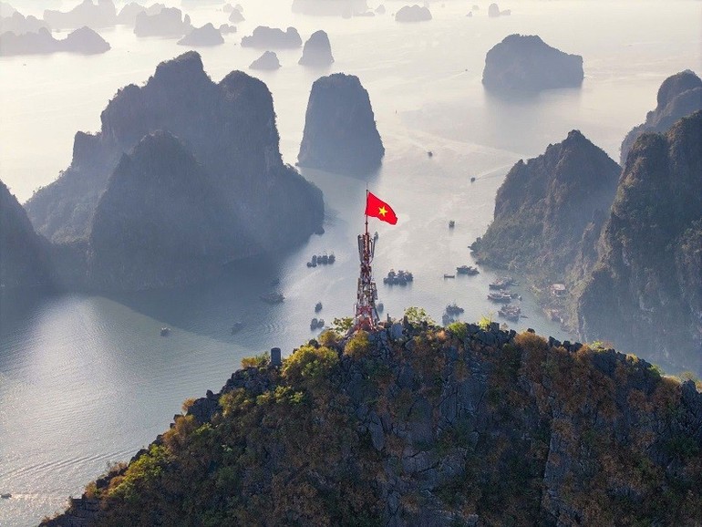 Tác phẩm “Dưới bóng cờ Tổ quốc”. Tác phẩm “Dưới bóng cờ Tổ quốc”.