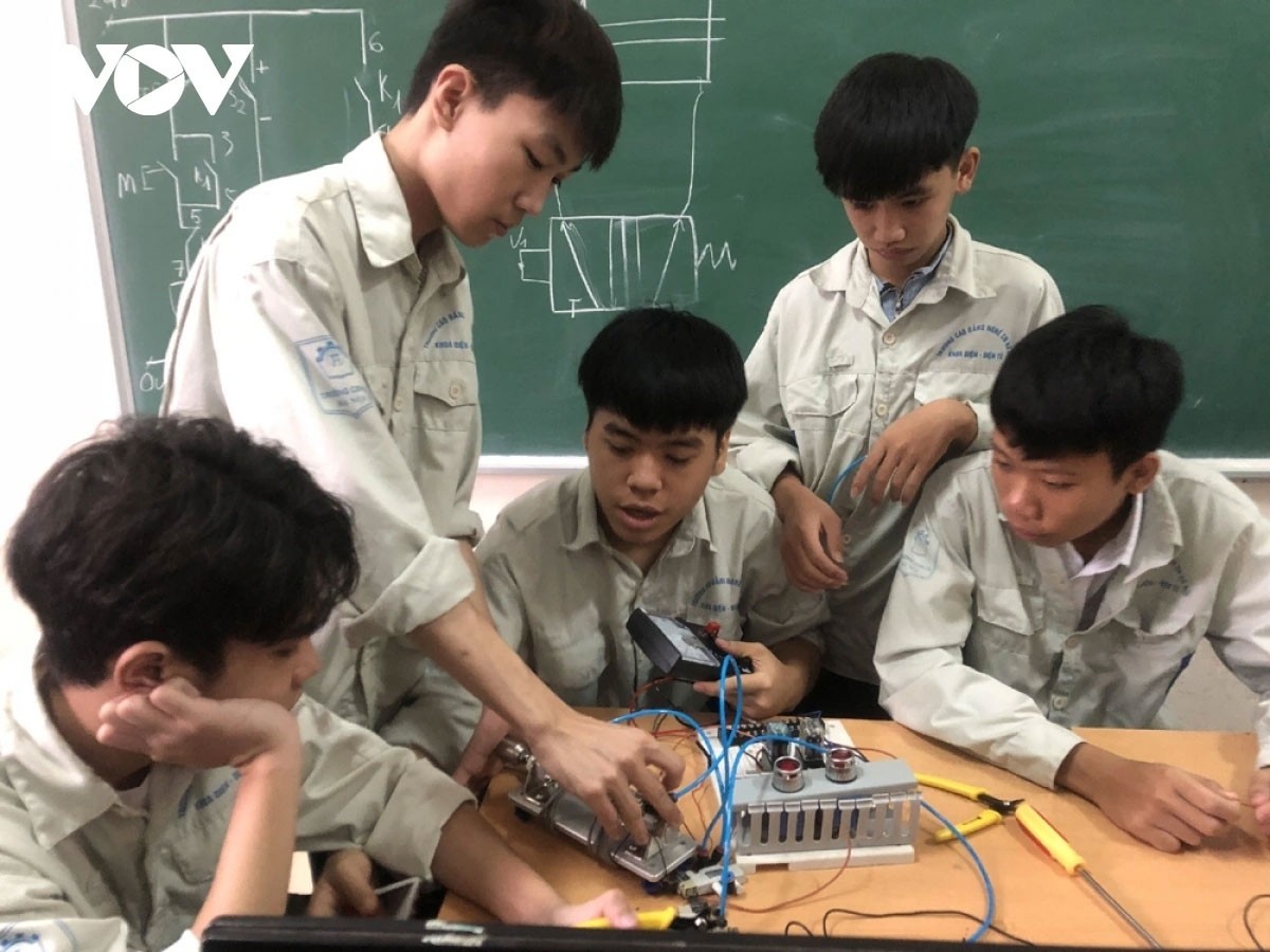Many candidates are wondering whether to study a trade or go to university (Illustration photo) Nhiều thí sinh không khỏi băn khoăn về việc nên học nghề hay học đại học (Ảnh minh họa)