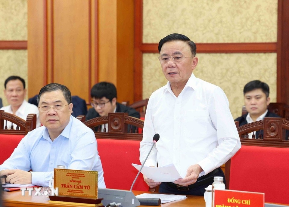 Đồng chí Trần Cẩm Tú, Ủy viên Bộ Chính trị, Thường trực Ban Bí thư, Trưởng Tiểu ban Tổ chức phục vụ Đại hội XIV của Đảng chủ trì họp Thường trực Tiểu ban.