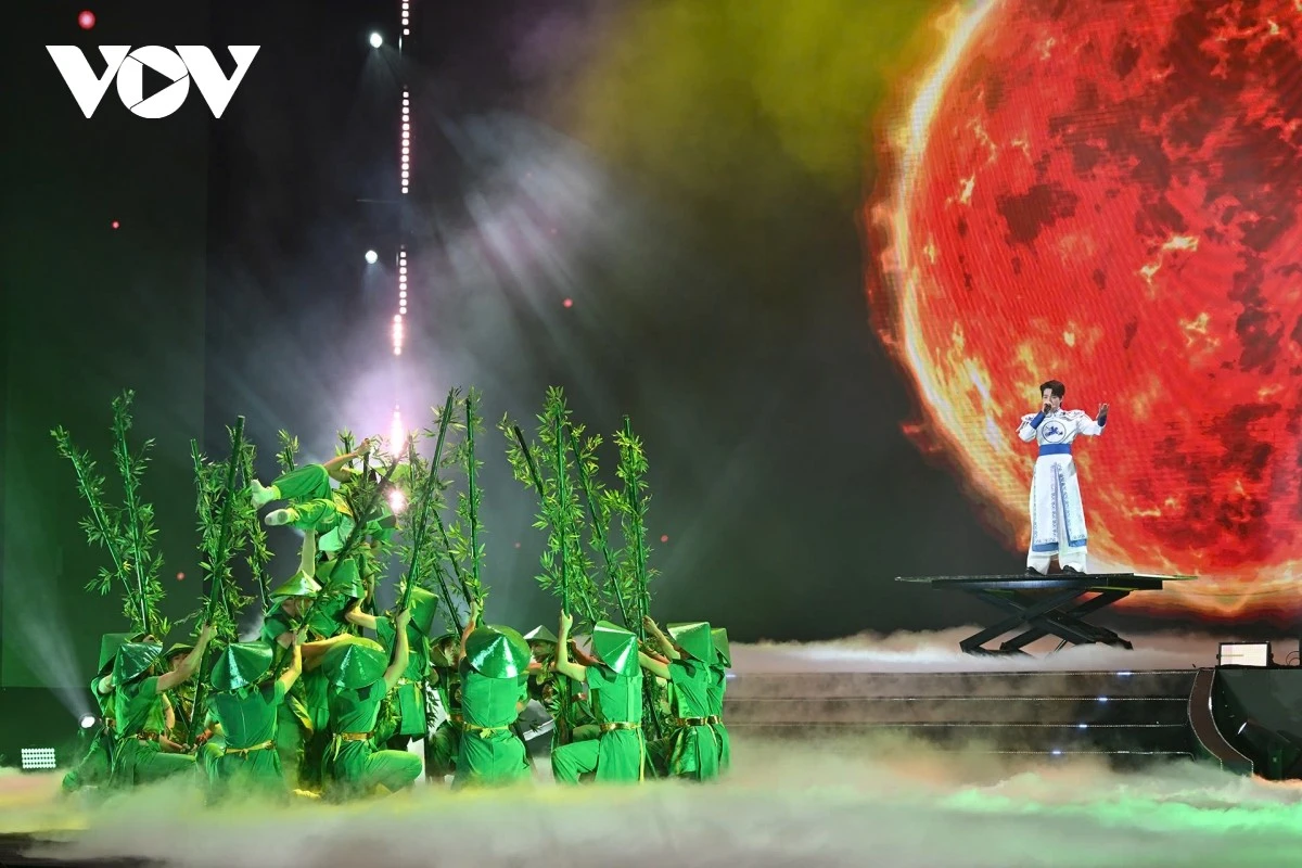 Chương trình nghệ thuật tại chương trình Xuân quê hương.