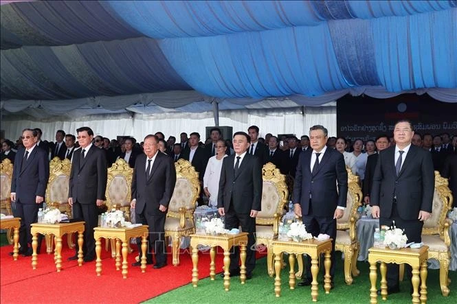 Thường trực Ban Bí thư Trần Cẩm Tú và Đoàn đại biểu cấp cao Đảng Cộng sản Việt Nam cùng Lãnh đạo, nguyên Lãnh đạo Đảng, Nhà nước Lào dự Lễ truy điệu đồng chí Xaysomphone Phomvihane, Ủy viên Bộ Chính trị, Chủ tịch Quốc hội Lào. Ảnh: Phương Hoa/TTXVN
