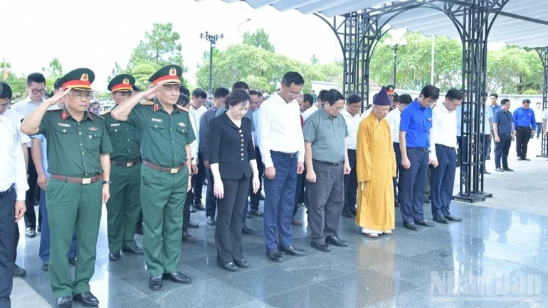 Thủ tướng Phạm Minh Chính và Đoàn công tác dành một phút mặc niệm tưởng nhớ các Anh hùng liệt sĩ.