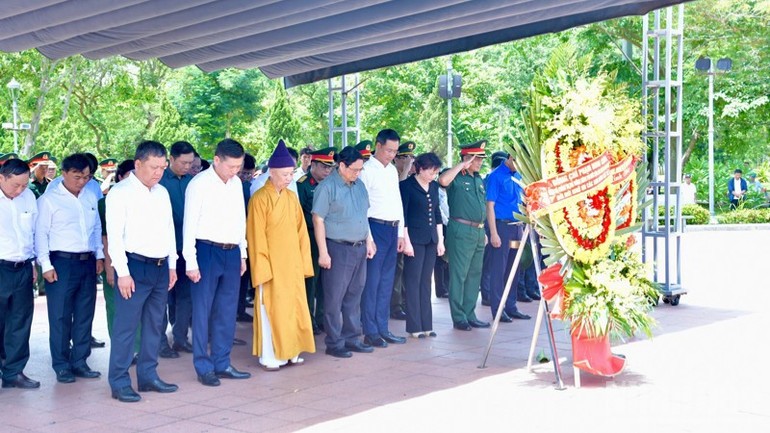Thủ tướng Phạm Minh Chính và các đồng chí lãnh đạo mặc niệm tưởng nhớ các Anh hùng liệt sĩ . Thủ tướng Phạm Minh Chính và các đồng chí lãnh đạo mặc niệm tưởng nhớ các Anh hùng liệt sĩ .