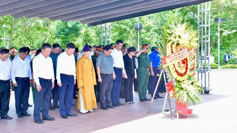 Thủ tướng Phạm Minh Chính và các đồng chí lãnh đạo mặc niệm tưởng nhớ các Anh hùng liệt sĩ .
