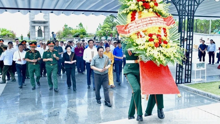 Thủ tướng Phạm Minh Chính và Đoàn công tác vào dâng hương, dâng hoa tưởng niệm các Anh hùng liệt sĩ.