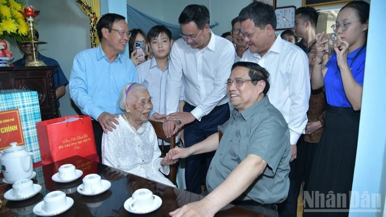 Thủ tướng Phạm Minh Chính đã đến thăm, tặng quà động viên Mẹ Việt Nam Anh hùng Đào Thị Vui.