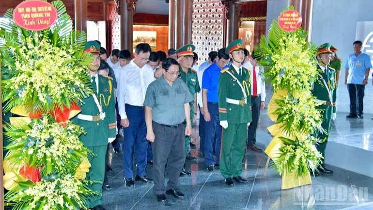 Thủ tướng Phạm Minh Chính và Đoàn công tác dành một phút mặc niệm tưởng nhớ cố Tổng Bí thư Lê Duẩn. Thủ tướng Phạm Minh Chính và Đoàn công tác dành một phút mặc niệm tưởng nhớ cố Tổng Bí thư Lê Duẩn.