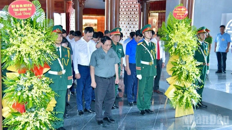 Thủ tướng Phạm Minh Chính và Đoàn công tác dành một phút mặc niệm tưởng nhớ cố Tổng Bí thư Lê Duẩn.