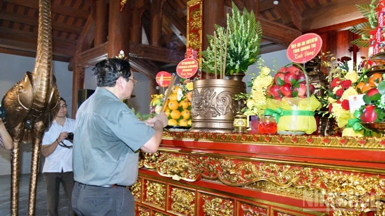 Thủ tướng Phạm Minh Chính dâng hương tưởng niệm cố Tổng Bí thư Lê Duẩn.
