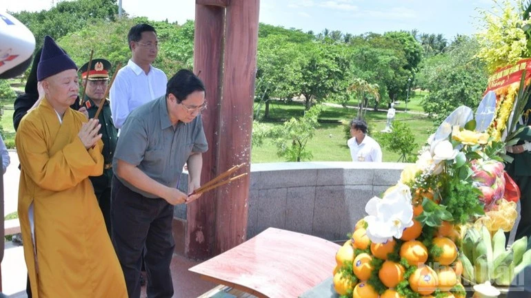 Thủ tướng Phạm Minh Chính dâng hương tưởng niệm các Anh hùng liệt sĩ.