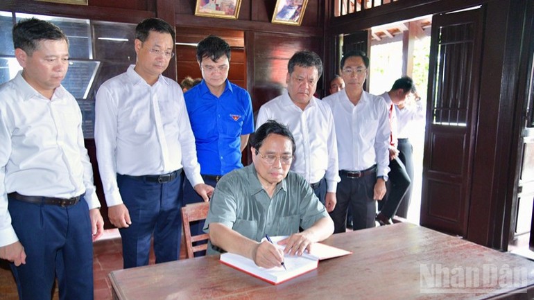 Thủ tướng Phạm Minh Chính ghi lưu bút (Ảnh: Thanh Giang). Thủ tướng Phạm Minh Chính ghi lưu bút (Ảnh: Thanh Giang).