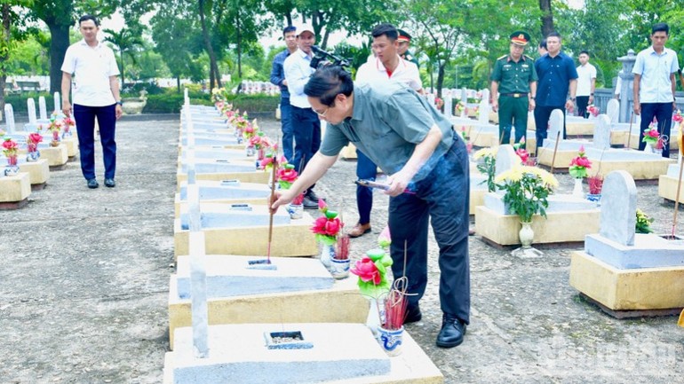 Thủ tướng Phạm Minh Chính dâng hương tại các phần mộ liệt sĩ (Ảnh: Thanh Giang). Thủ tướng Phạm Minh Chính dâng hương tại các phần mộ liệt sĩ (Ảnh: Thanh Giang).