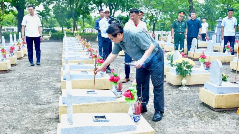 Thủ tướng Phạm Minh Chính dâng hương tại các phần mộ liệt sĩ (Ảnh: Thanh Giang).