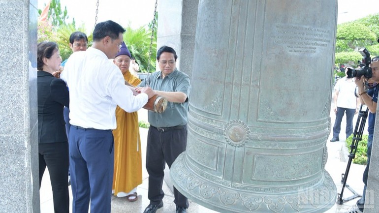 Thủ tướng Phạm Minh Chính thực hiện nghi thức thỉnh chuông tại Nghĩa trang Liệt sĩ Quốc gia Đường 9. Thủ tướng Phạm Minh Chính thực hiện nghi thức thỉnh chuông tại Nghĩa trang Liệt sĩ Quốc gia Đường 9.