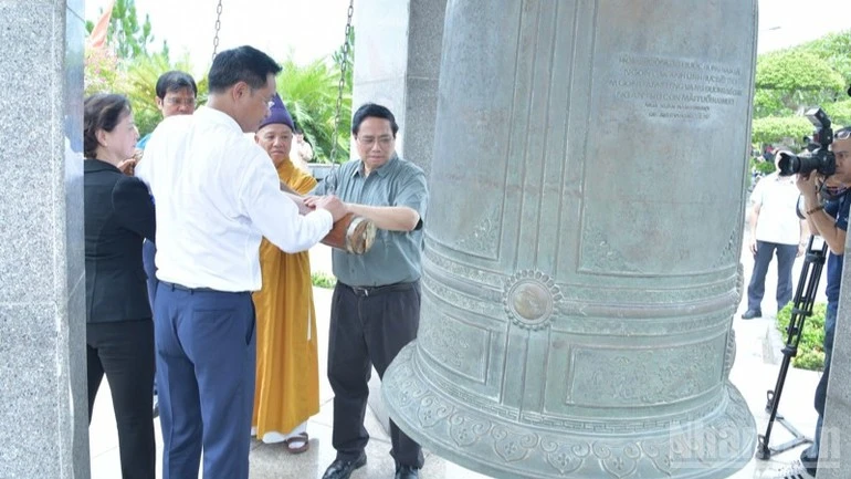 Thủ tướng Phạm Minh Chính thực hiện nghi thức thỉnh chuông tại Nghĩa trang Liệt sĩ Quốc gia Đường 9.